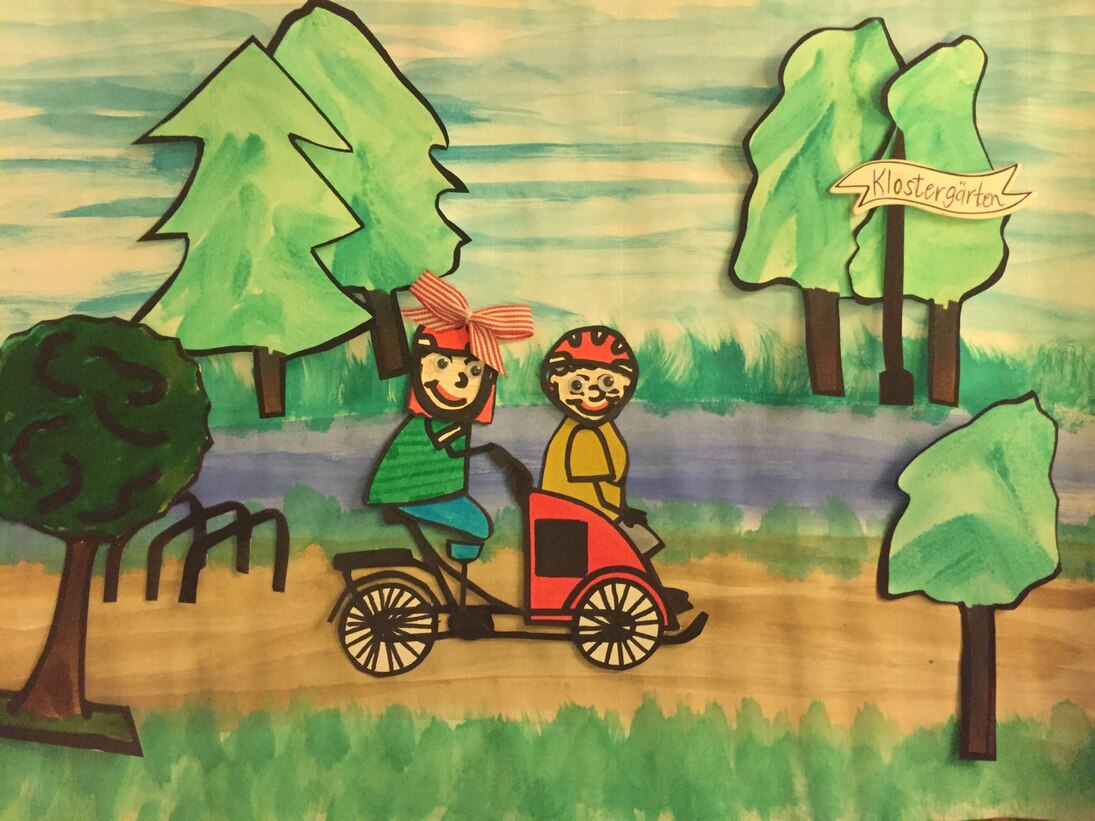 Die Zeichnung zeigt zwei Personen bei der Rikschafahrt.