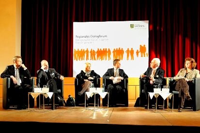 Im Podium Steffen Menzel, Friedemann Schmidt, Staatsministerin Christine Clauß, Moderator André Hardt, Landrat Michael Czupalla, Bürgermeisterin Heike Schmidt (v. l. n. r.)