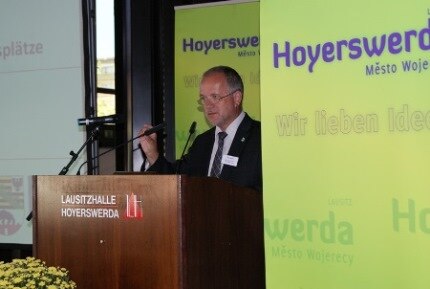 Stefan Skora, Oberbürgermeister von Hoyerswerda, begrüßt die Teilnehmer