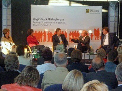 Staatsminister Dr. Johannes Beermann im Podium mit dem Landrat Dr. Tassilo Lenk, der Bürgermeisterin Kerstin Schöniger, der Mitarbeiterin des Bürgervereins in Erlbach, Kerstin Echtner, sowie dem Moderator Udo Lindner