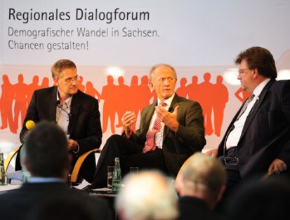 Landrat Dr. Tassilo Lenk im Gespräch mit Staatsminister Dr. Johannes Beermann und Moderator Udo Lindner