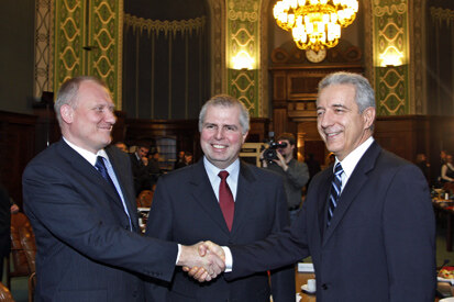 Stanislaw Tillich (re.) zusammen mit dem niederschlesischen Marschall Marek Lapinski (mi.) und dem Woiwoden Niederschlesiens, Rafal Jurkowlaniec.