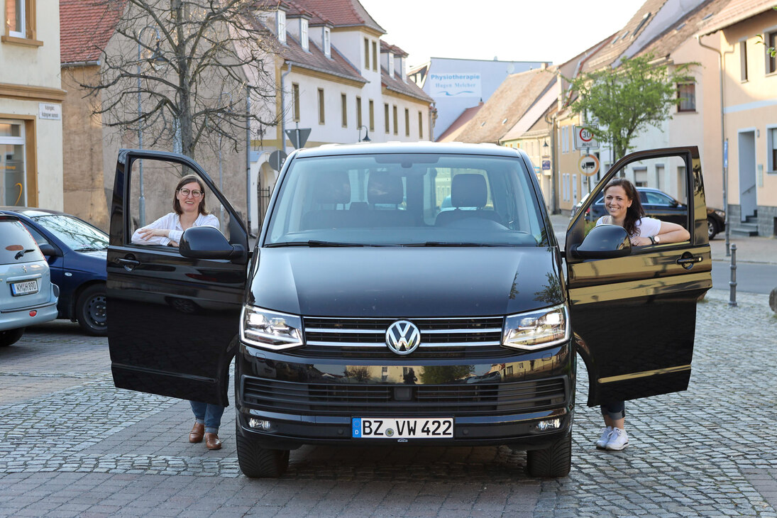 Auto mit geöffneten Türen