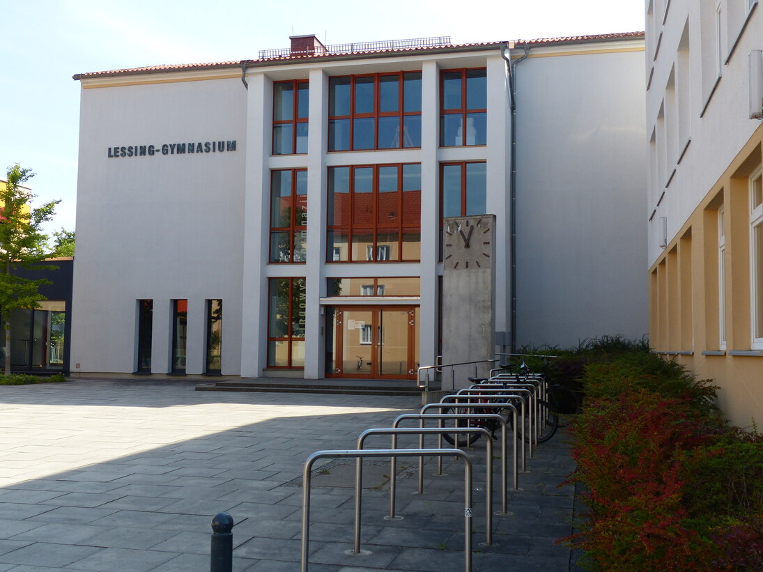 Eingang des Lessing-Gymnasiums in Hoyerswerda