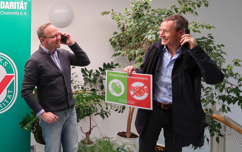 Zwei Männer telefonieren