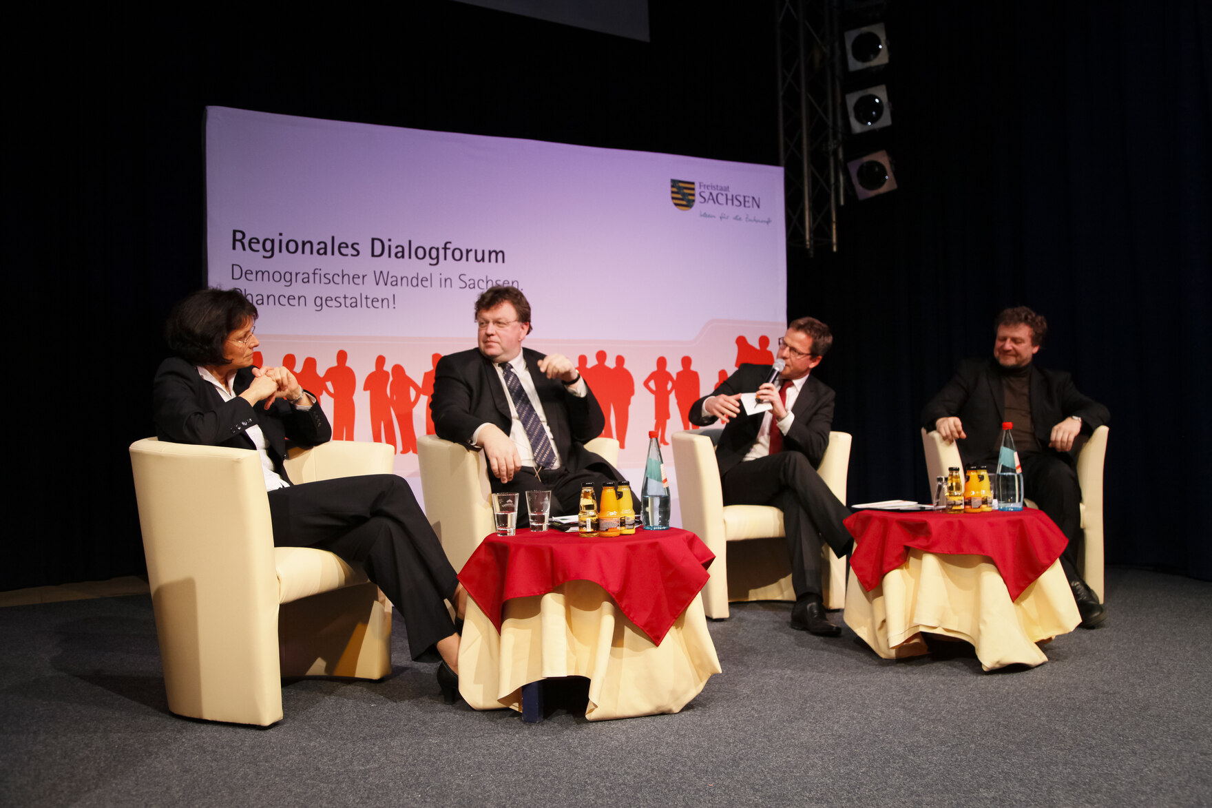 Staatsminister Johannes Beermann im Podium mit der Geschäftsführerin der Landskron Brauerei Görlitz, Katrin Bartsch, dem Inhaber der Hanf & Drahtseilerei Görlitz, Helmut Goltz, sowie dem Moderator André Hardt