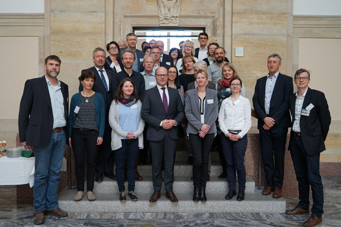 Personengruppe auf der Treppe vor Besprechungsraum