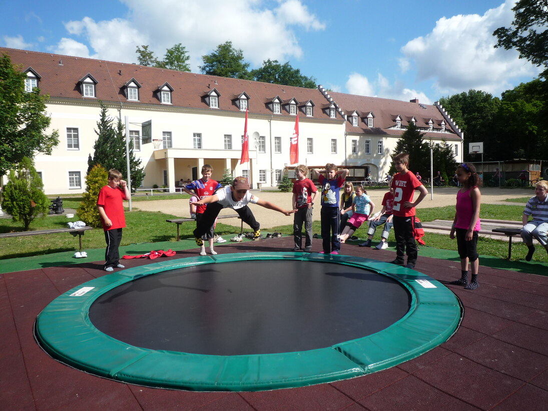 Kinder am Trampolin