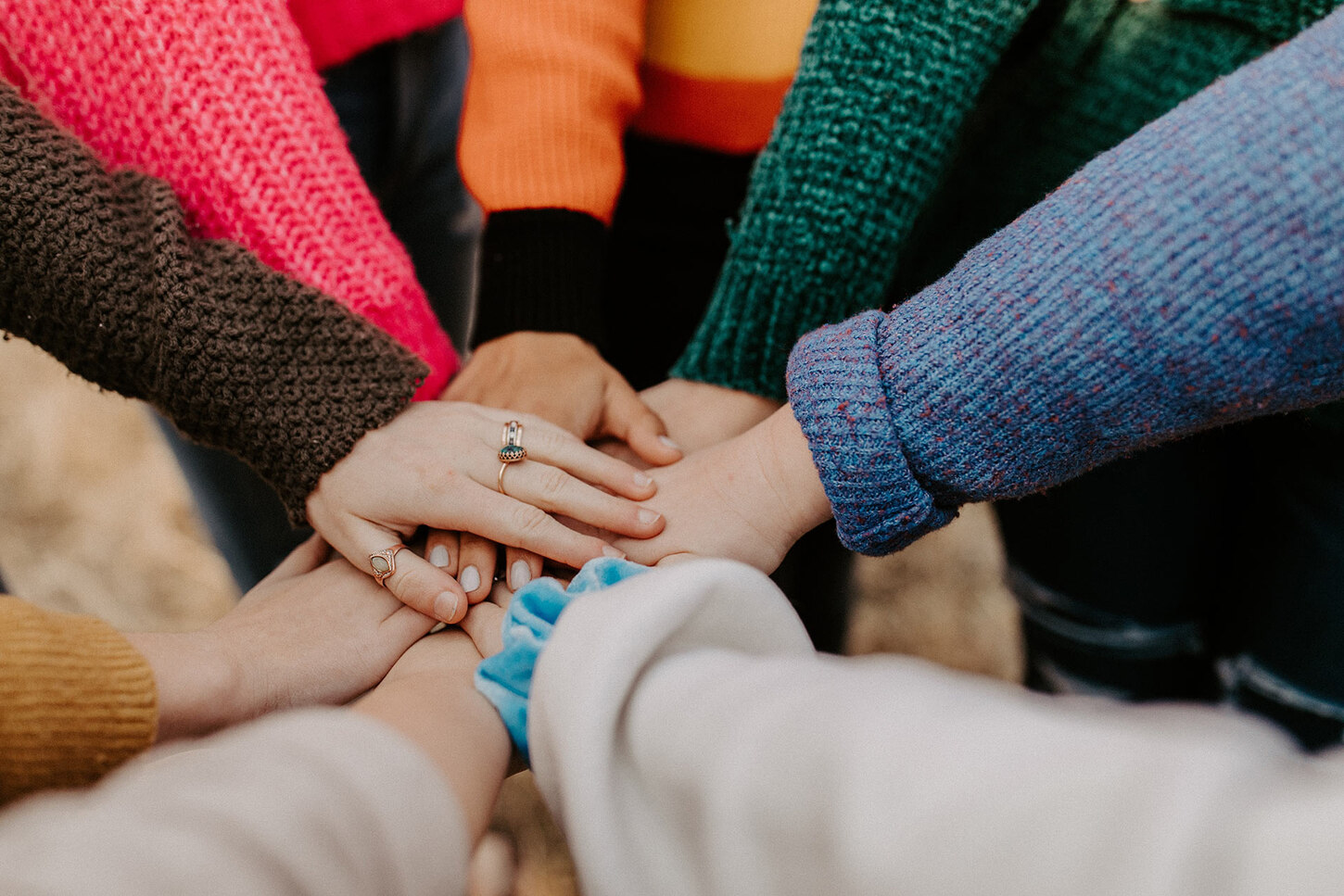 Menschen halten gemeinsam ihre Hand.